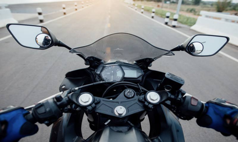 בתאונות אופנוע בישראל קובע החוק אחריות מוחלטת שאינה קשורה במי שאשם בתאונה. האם נפילה מאופנוע שאינו מונע גם נחשבת לתאונת אופנוע המזכה בפיצוי?