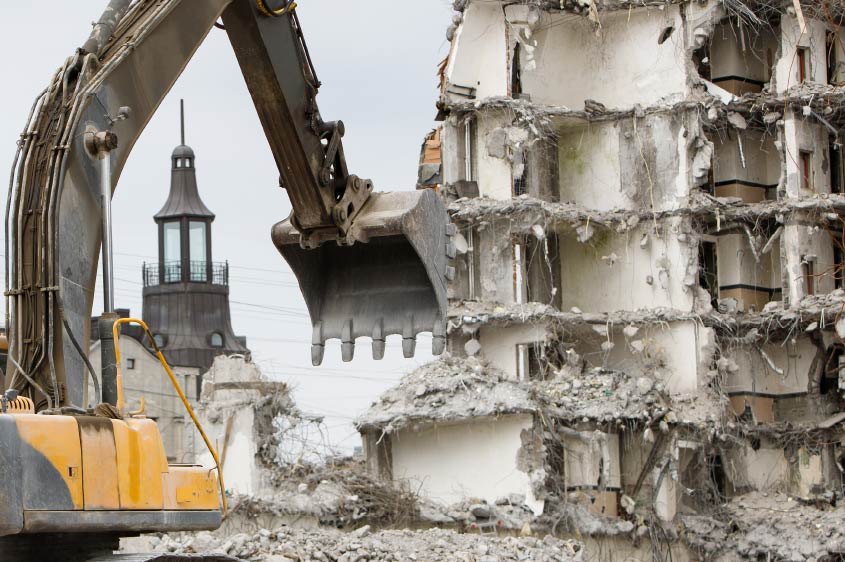 הריסה של בנייה בלתי חוקית במקרקעין