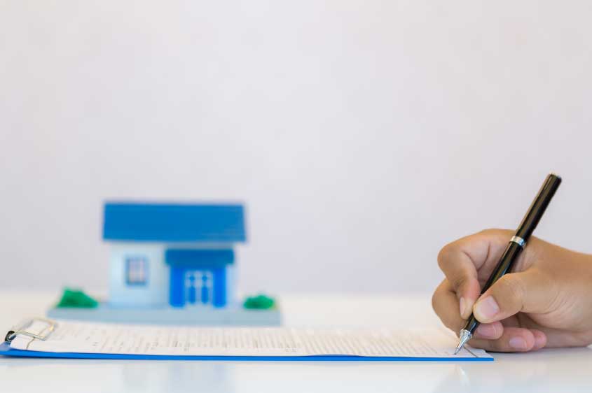 האם כדאי למי שחייב כספים לרשום את הדירה על שמו?