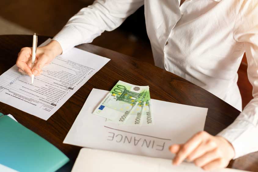 האומנם למעביד יש את האפשרות לקצץ בשכר העובדים נוכח המשבר הכלכלי?